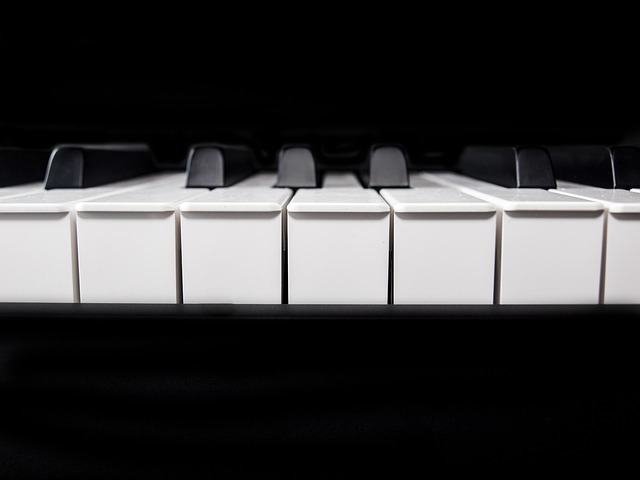 Infographic showing keyboard cleaning frequency based on usage intensity: daily, weekly, monthly