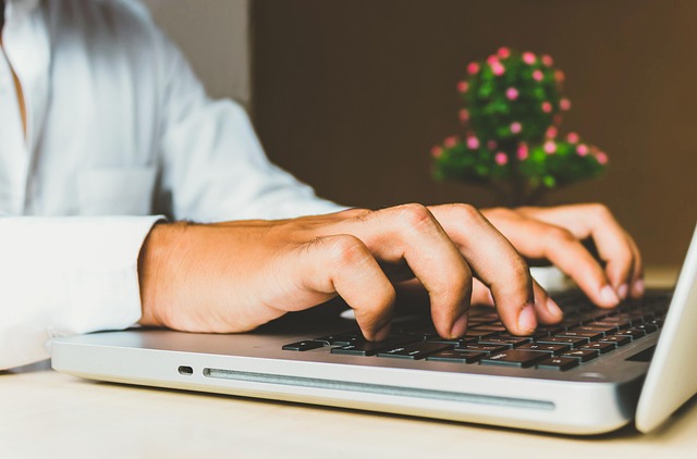 Who is Tiernan Ray and what is his background in tech reporting?