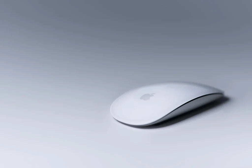 A computer mouse pointing to a search bar on a web browser, with a magnifying glass icon.
