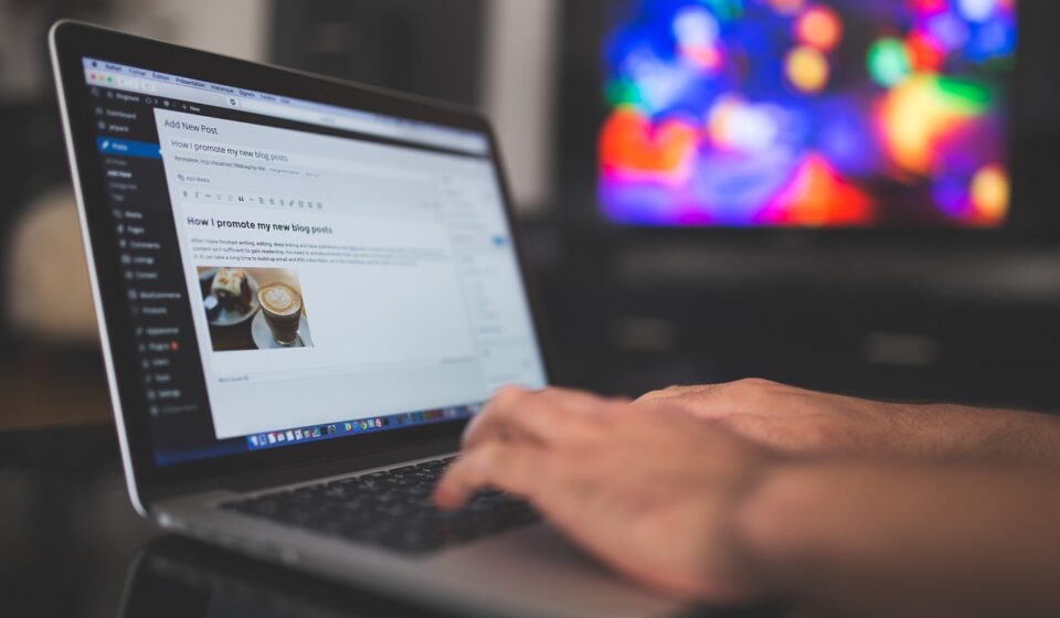 What Is brasssmile com? Content and Trust Review